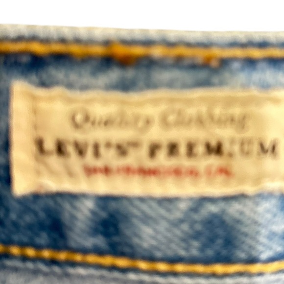 NWT Levi's rib cage Light Blue denim jean shorts raw hem distressed size 27 - Picture 4 of 8